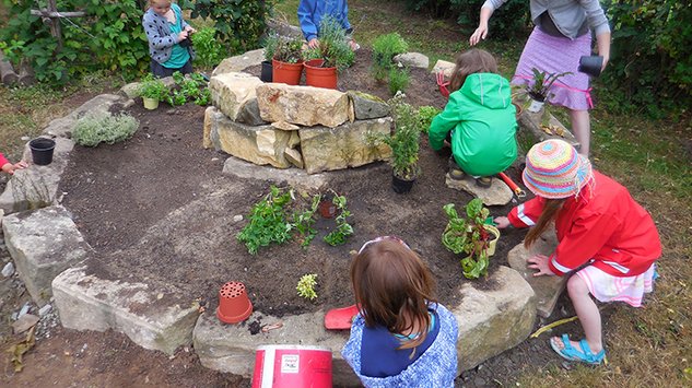 Kinder bepflanzen Kräuterbeet