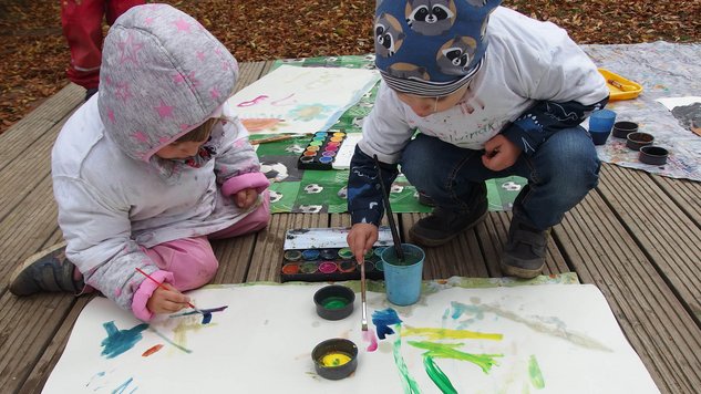 Kreative arbeit im Garten der Kita